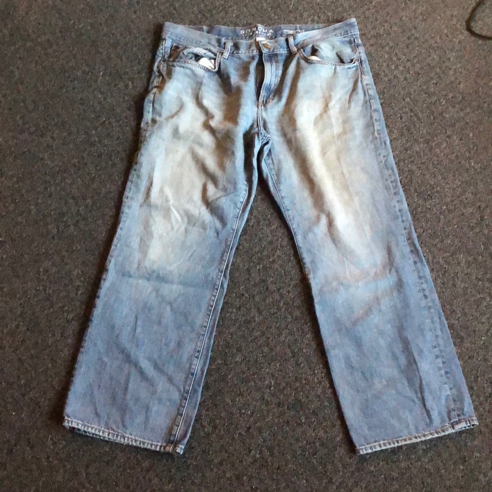Men’s light wash jeans